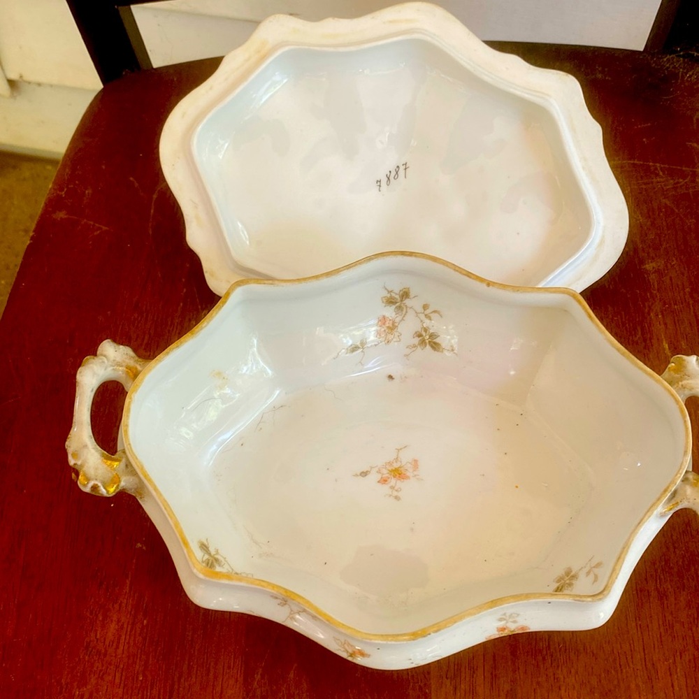 Vintage vegetable bowl with lid